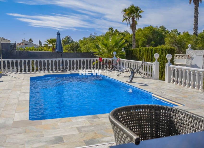 Chalet de 3 habitaciones en San Fulgencio en venta con piscina garaje - 595.000 € (Ref: 9388491)