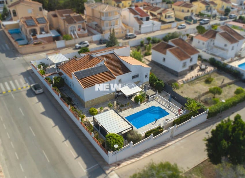 Chalet de 3 habitaciones en San Fulgencio en venta con piscina garaje - 595.000 € (Ref: 9388491)