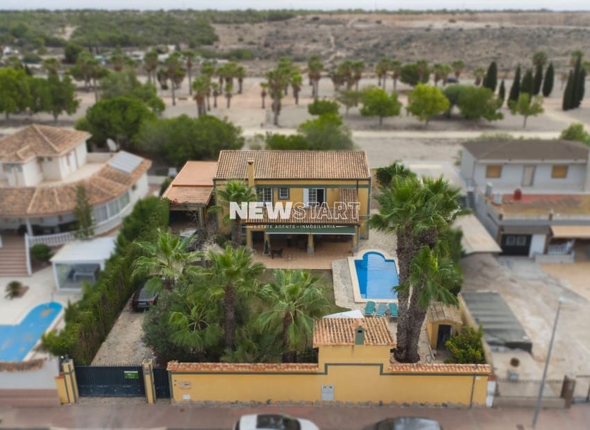 Chalet de 6 habitaciones en San Fulgencio en venta con piscina garaje - 620.000 € (Ref: 9396546)