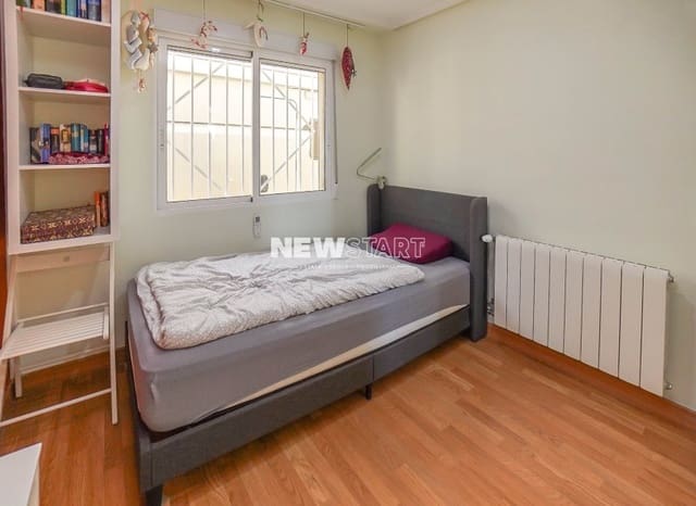 3 slaapkamer Villa te koop in La Marina del Pinet, Elche / Elx met zwembad - € 395.000 (Ref: 9426513)