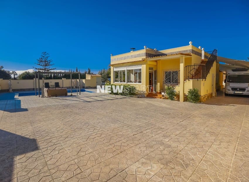 3 quarto Moradia para venda em La Marina del Pinet com piscina - 395 000 € (Ref: 9426513)