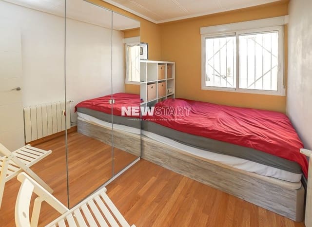 3 slaapkamer Villa te koop in La Marina del Pinet, Elche / Elx met zwembad - € 395.000 (Ref: 9426513)