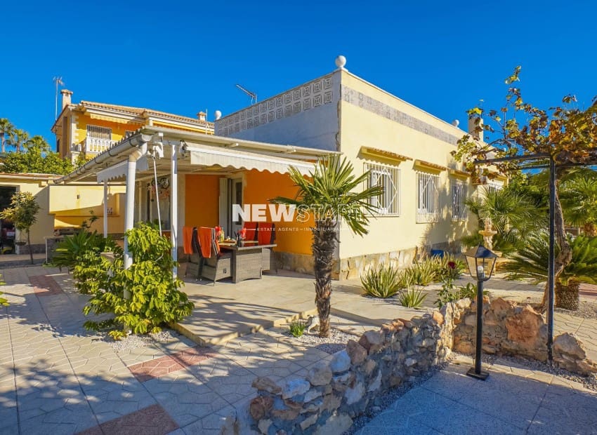 3 quarto Moradia para venda em La Marina del Pinet com piscina - 395 000 € (Ref: 9426513)