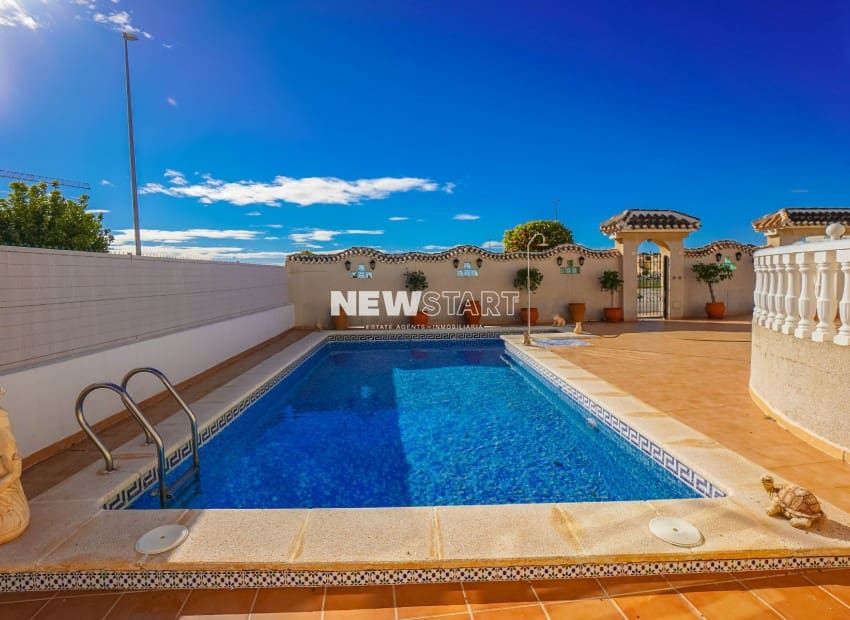 3 bedroom Villa for sale in La Marina with pool garage - € 425,000 (Ref: 9539611)