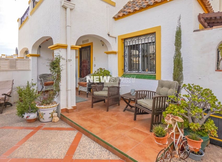 2 soverom Rekkehus til salgs i La Marina med svømmebasseng - € 220 000 (Ref: 9679132)