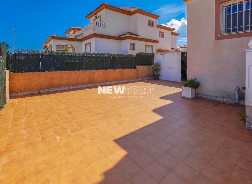 Chalet de 3 habitaciones en La Marina en venta con piscina garaje - 184.900 € (Ref: 9733900)