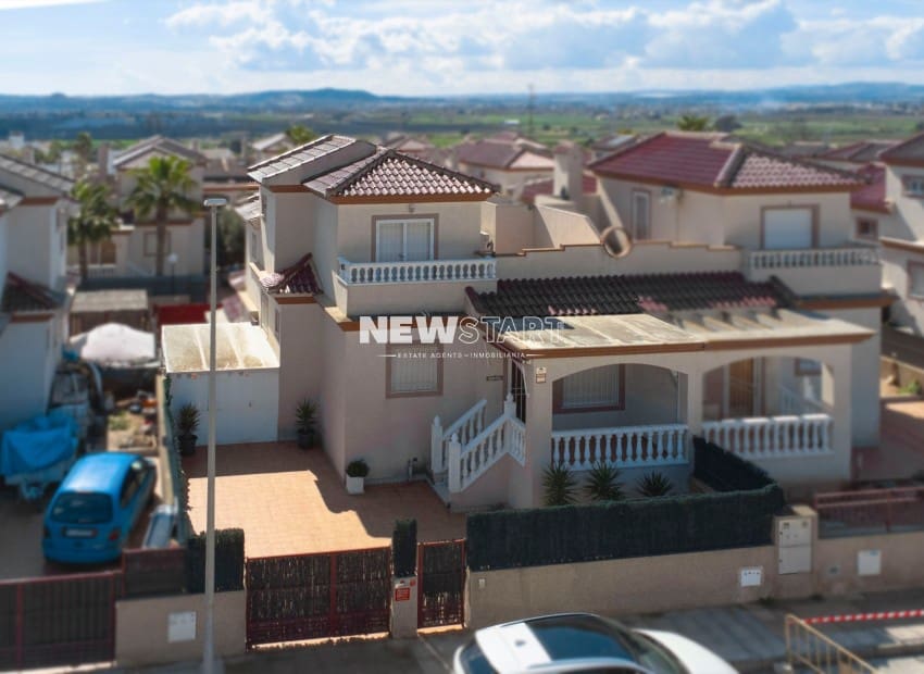Chalet de 3 habitaciones en La Marina en venta con piscina garaje - 184.900 € (Ref: 9733900)