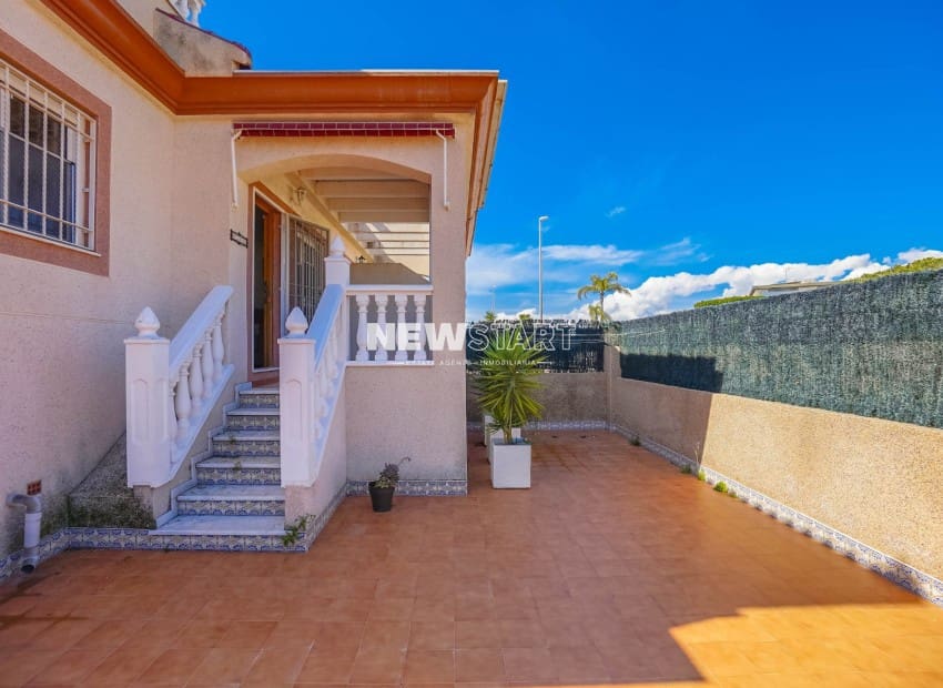 Chalet de 3 habitaciones en La Marina en venta con piscina garaje - 184.900 € (Ref: 9733900)