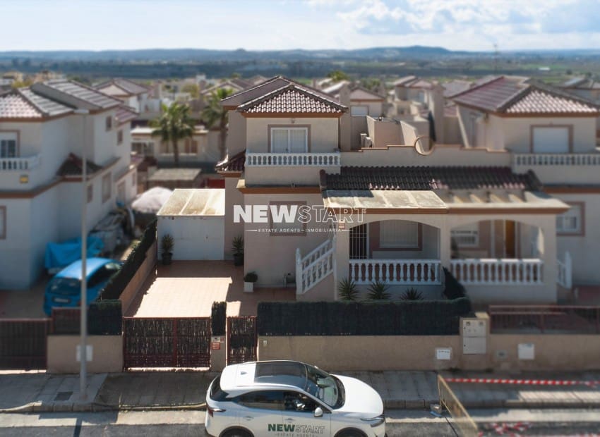 Chalet de 3 habitaciones en La Marina en venta con piscina garaje - 184.900 € (Ref: 9733900)