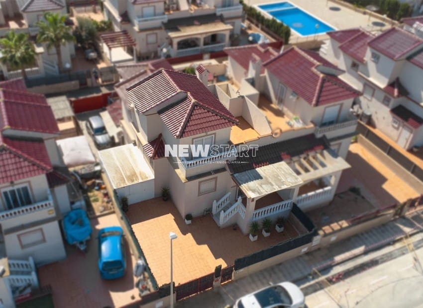 Chalet de 3 habitaciones en La Marina en venta con piscina garaje - 184.900 € (Ref: 9733900)