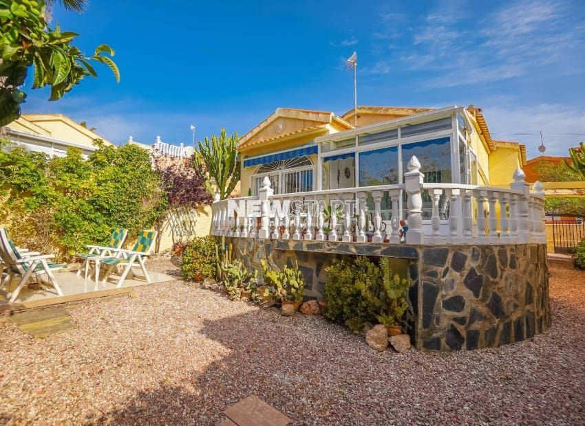 2 makuuhuone Huvila myytävänä paikassa La Marina mukana 
autotalli - 199 950 € (Ref: 9761496)