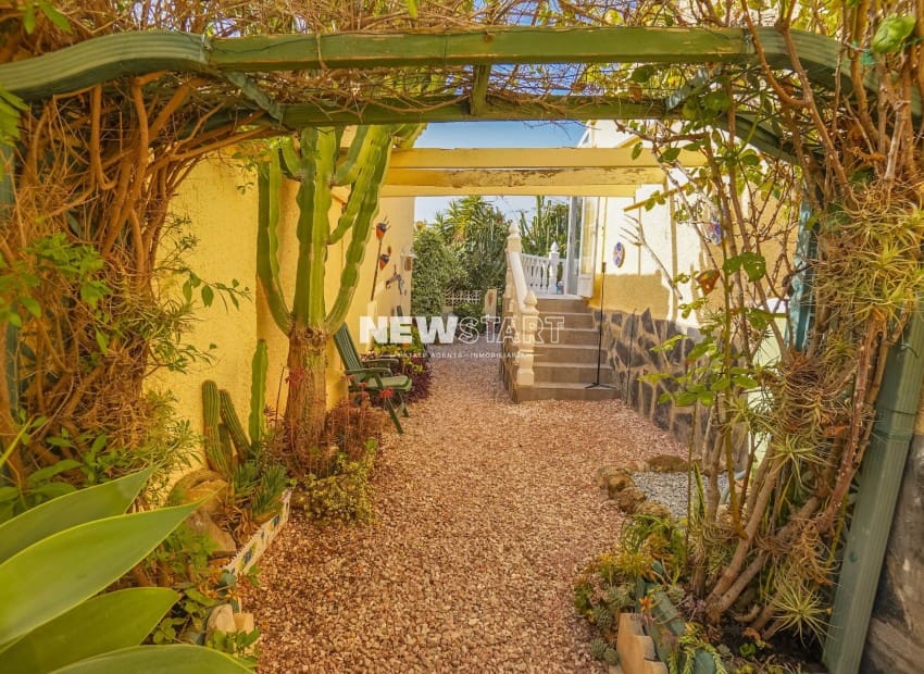 2 makuuhuone Huvila myytävänä paikassa La Marina mukana 
autotalli - 199 950 € (Ref: 9761496)