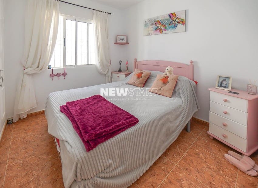 3 makuuhuone Paritalo myytävänä paikassa La Marina mukana uima-altaan - 185 000 € (Ref: 9778623)