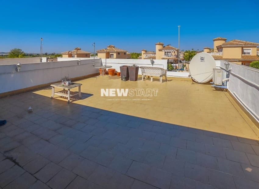 3 makuuhuone Paritalo myytävänä paikassa La Marina mukana uima-altaan - 185 000 € (Ref: 9778623)