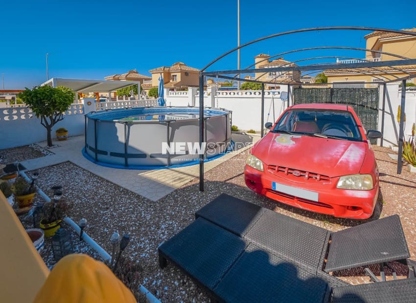 3 makuuhuone Paritalo myytävänä paikassa La Marina mukana uima-altaan - 185 000 € (Ref: 9778623)