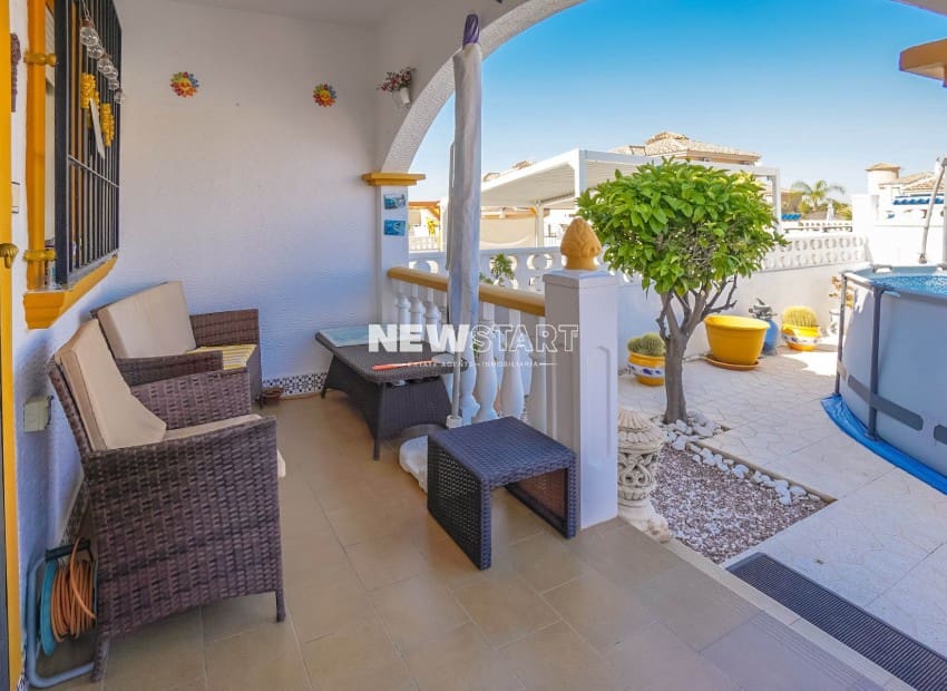 3 makuuhuone Paritalo myytävänä paikassa La Marina mukana uima-altaan - 185 000 € (Ref: 9778623)