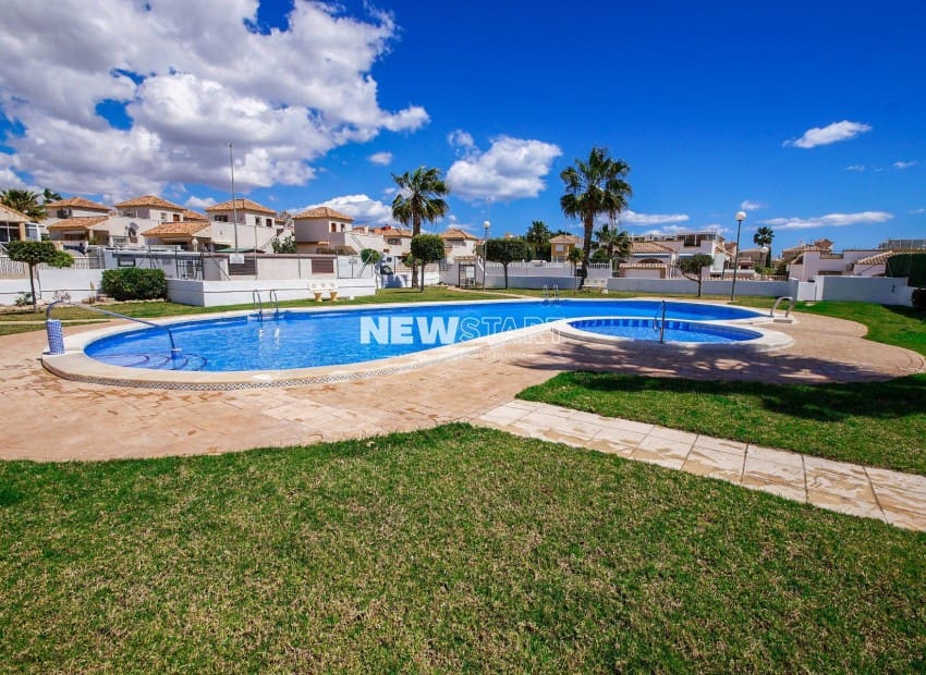 3 makuuhuone Paritalo myytävänä paikassa La Marina mukana uima-altaan - 185 000 € (Ref: 9778623)