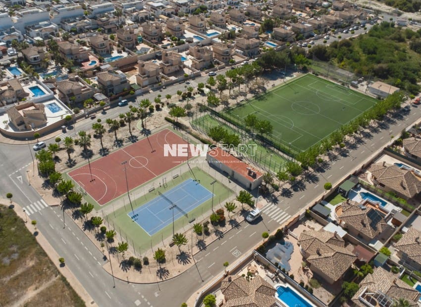 3 makuuhuone Paritalo myytävänä paikassa La Marina mukana uima-altaan - 185 000 € (Ref: 9778623)