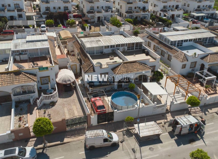 3 makuuhuone Paritalo myytävänä paikassa La Marina mukana uima-altaan - 185 000 € (Ref: 9778623)