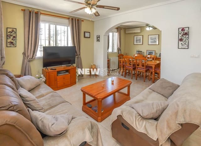 4 soverom Kjedet enebolig til salgs i La Marina, Elche / Elx med svømmebasseng garasje - € 199 950 (Ref: 9787702)