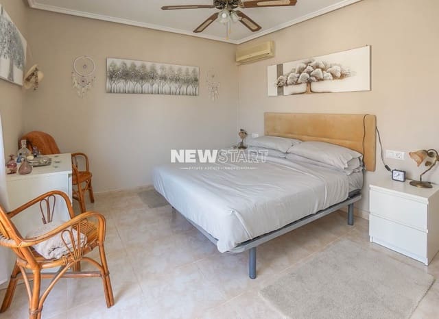 4 soverom Kjedet enebolig til salgs i La Marina, Elche / Elx med svømmebasseng garasje - € 199 950 (Ref: 9787702)