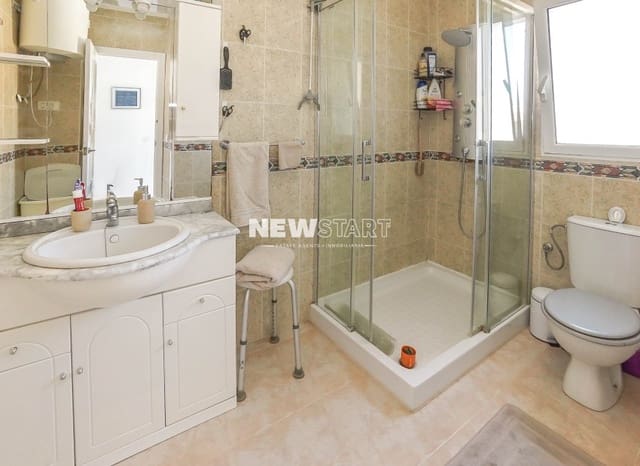 4 soverom Kjedet enebolig til salgs i La Marina, Elche / Elx med svømmebasseng garasje - € 199 950 (Ref: 9787702)