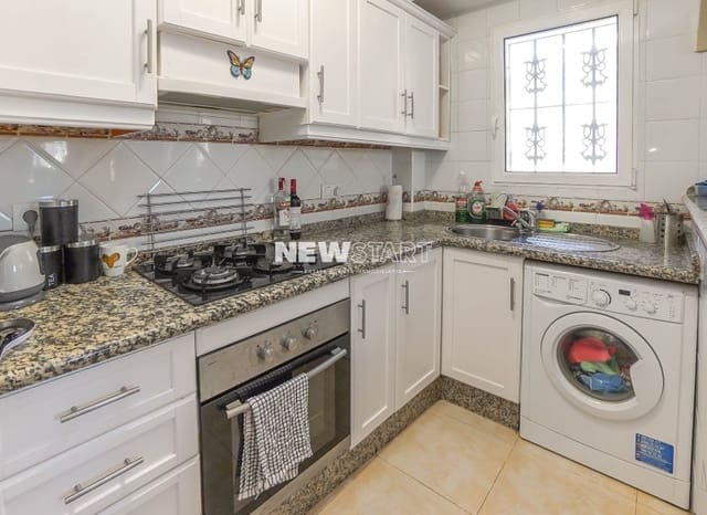 4 soverom Kjedet enebolig til salgs i La Marina, Elche / Elx med svømmebasseng garasje - € 199 950 (Ref: 9787702)