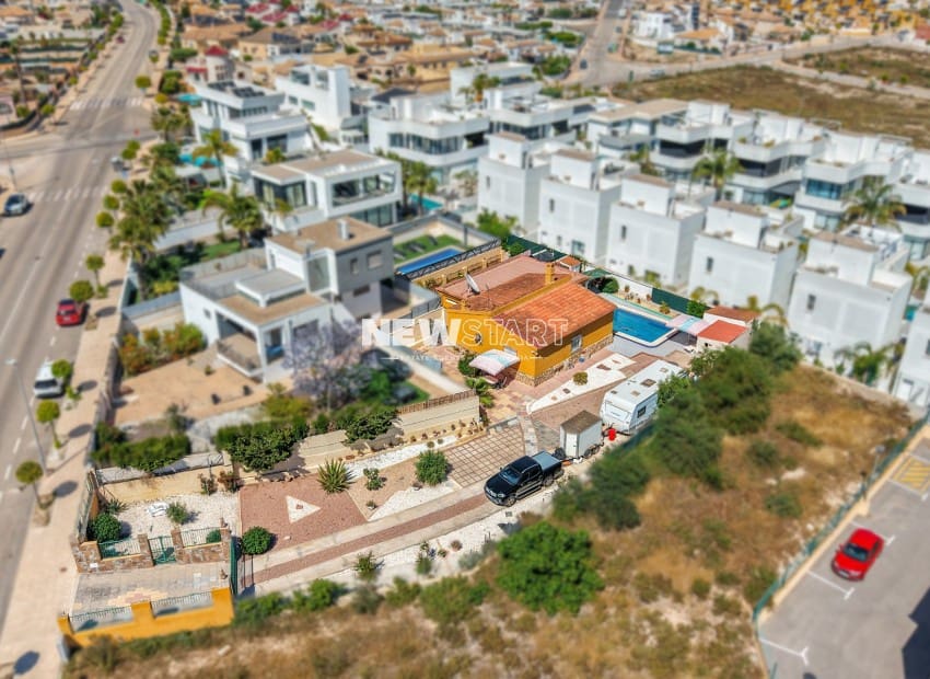 2 makuuhuone Huvila myytävänä paikassa San Fulgencio mukana uima-altaan - 260 000 € (Ref: 9801464)