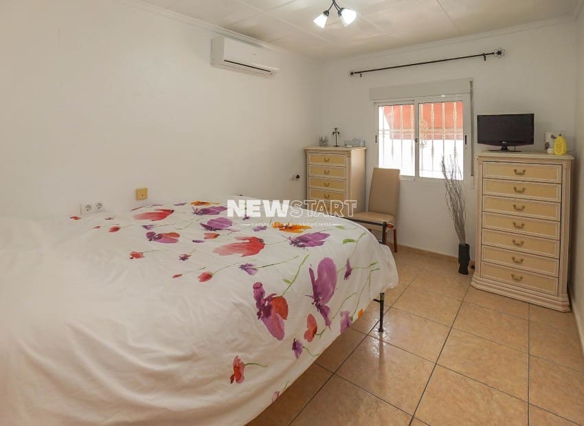 3 bedroom Villa for sale in La Marina with garage - € 200,000 (Ref: 9809797)