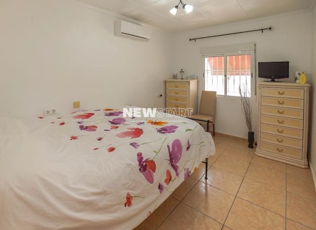3 bedroom Villa for sale in La Marina, Elche / Elx with garage - € 200,000 (Ref: 9809797)