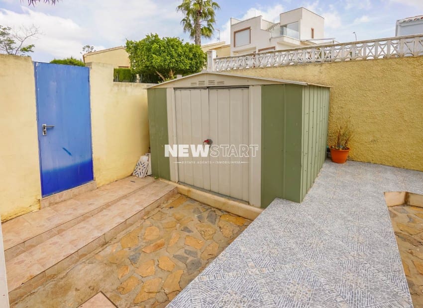 3 bedroom Villa for sale in La Marina with garage - € 200,000 (Ref: 9809797)