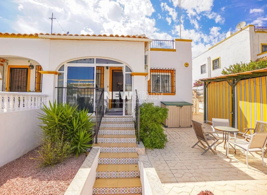 2 bedroom Semi-detached Villa for sale in La Marina with pool - € 173,500 (Ref: 9815020)