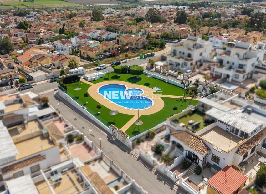 2 bedroom Semi-detached Villa for sale in La Marina with pool - € 173,500 (Ref: 9815020)