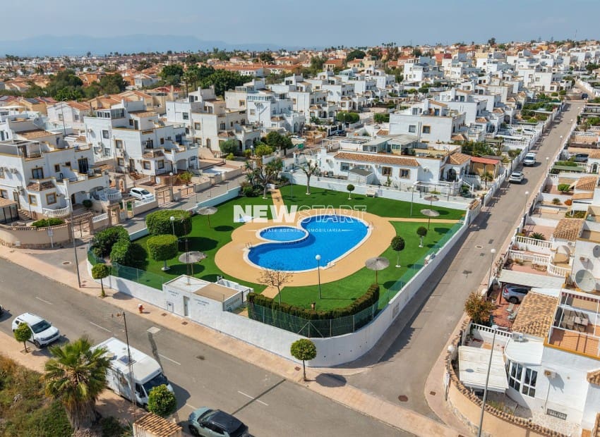 2 bedroom Semi-detached Villa for sale in La Marina with pool - € 173,500 (Ref: 9815020)