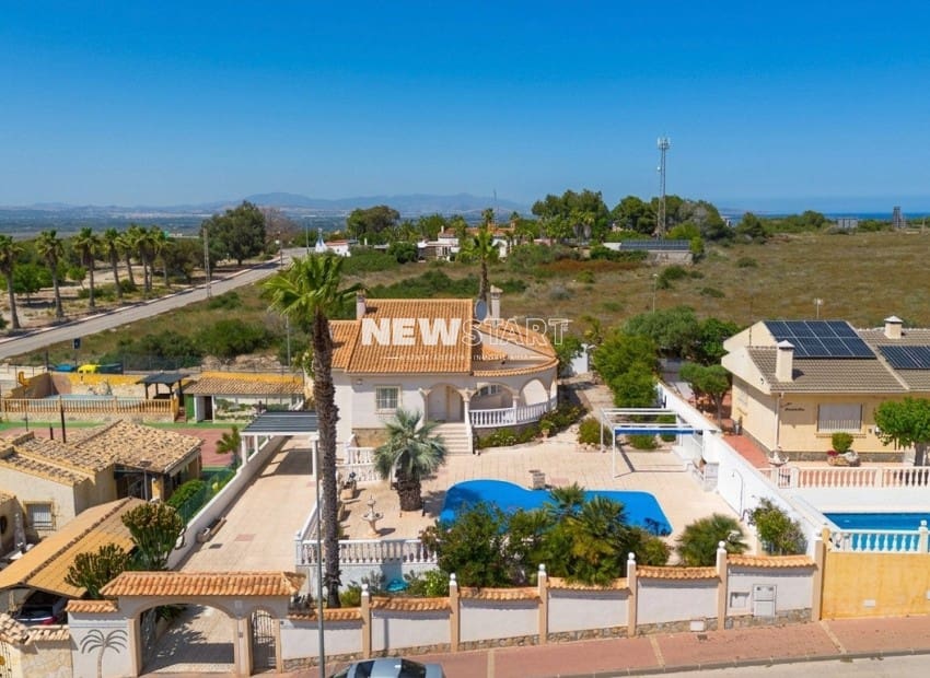 3 bedroom Villa for sale in La Marina with pool garage - € 489,995 (Ref: 9841554)