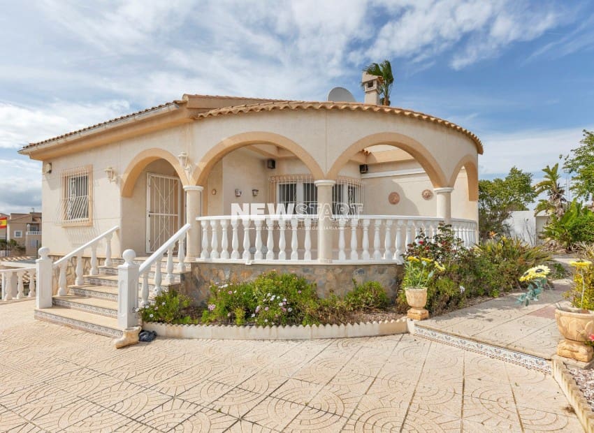 3 bedroom Villa for sale in La Marina with pool garage - € 489,995 (Ref: 9841554)