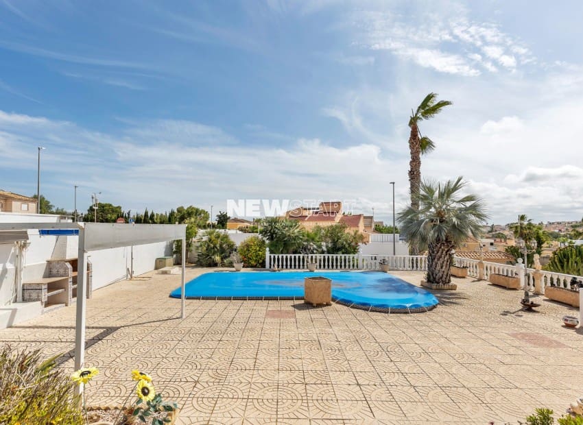 3 bedroom Villa for sale in La Marina with pool garage - € 489,995 (Ref: 9841554)