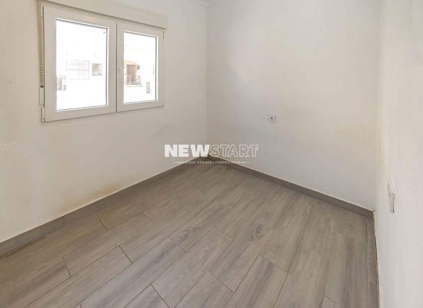 2 slaapkamer Rijtjeshuis te koop in La Marina met garage - € 122.000 (Ref: 9932352)
