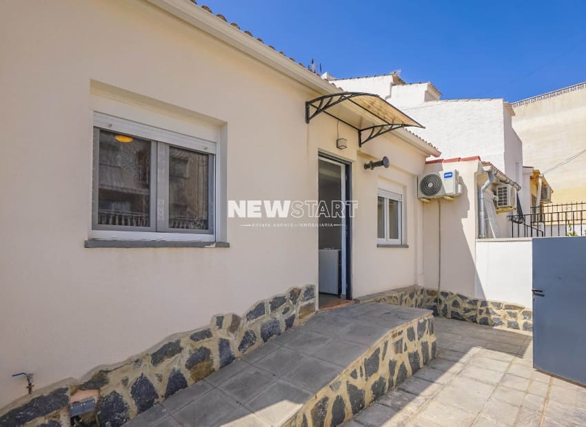 2 slaapkamer Rijtjeshuis te koop in La Marina met garage - € 122.000 (Ref: 9932352)