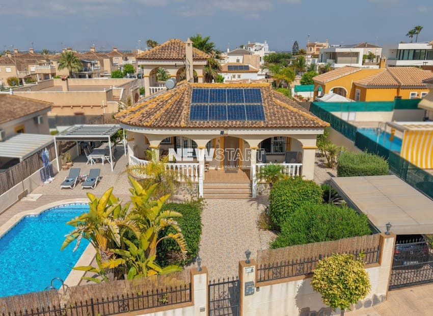 3 soveværelse Villa til salg i La Marina med swimmingpool - € 370.000 (Ref: 9932353)