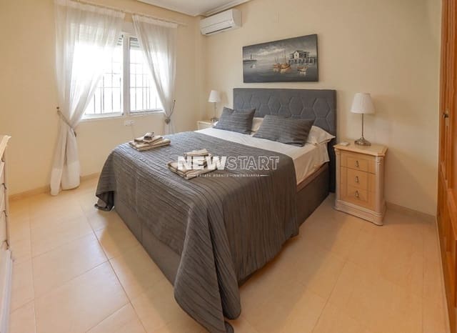 3 soveværelse Villa til salg i La Marina, Elche / Elx med swimmingpool - € 370.000 (Ref: 9932353)