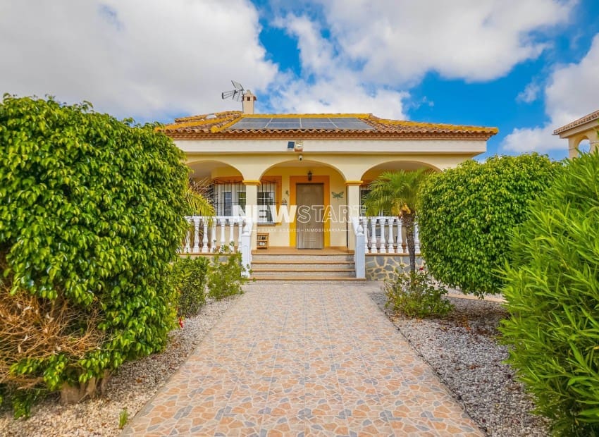 3 soveværelse Villa til salg i La Marina med swimmingpool - € 370.000 (Ref: 9932353)