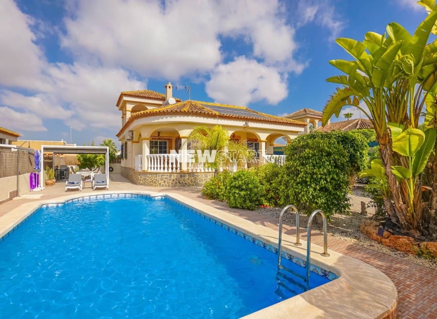 3 soveværelse Villa til salg i La Marina med swimmingpool - € 370.000 (Ref: 9932353)