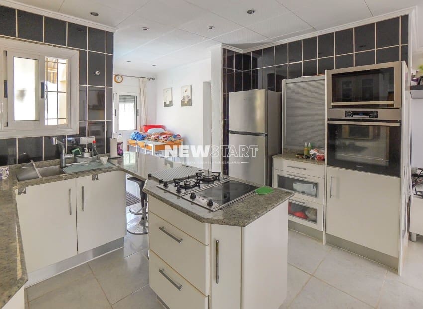 3 Zimmer Villa zu verkaufen in La Marina mit Pool Garage - 260.000 € (Ref: 9965678)