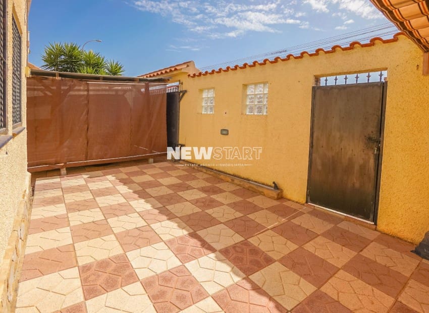 3 Zimmer Villa zu verkaufen in La Marina mit Pool Garage - 260.000 € (Ref: 9965678)