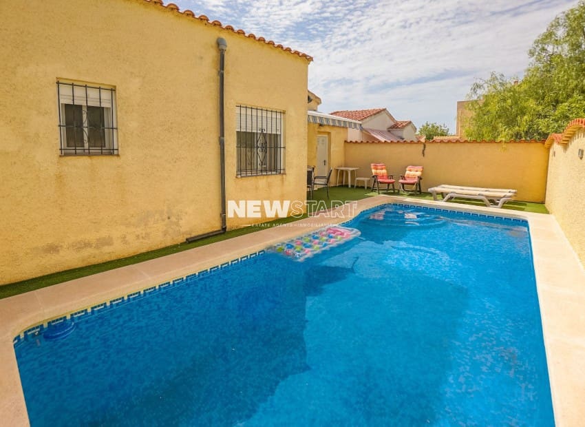 3 Zimmer Villa zu verkaufen in La Marina mit Pool Garage - 260.000 € (Ref: 9965678)