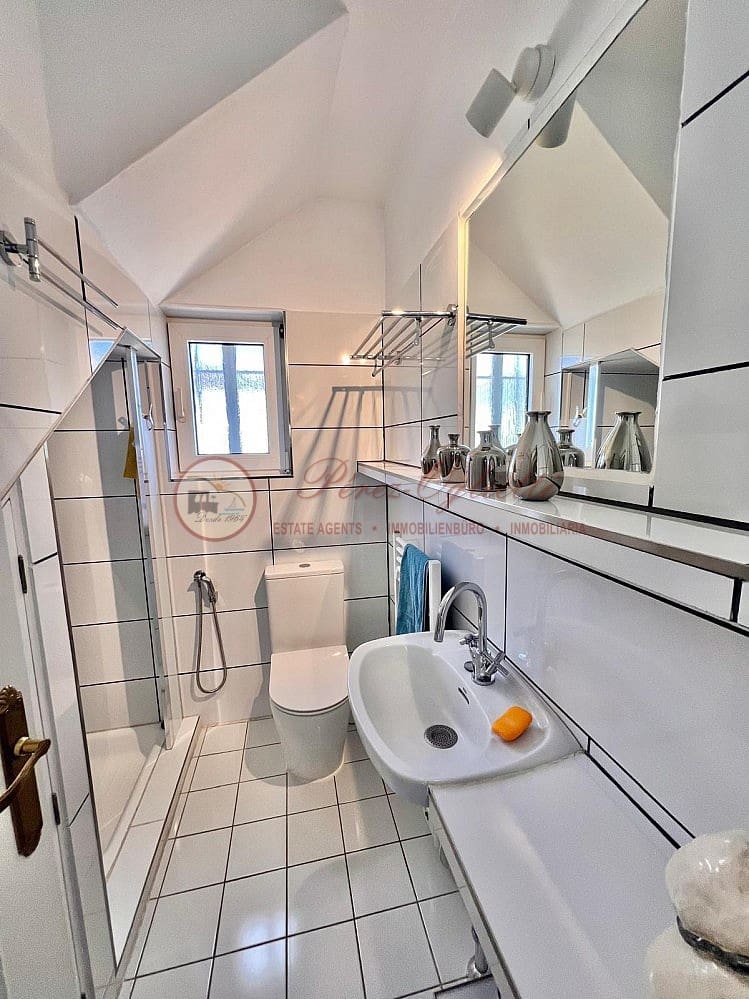 Chalet de 3 habitaciones en Nerja en venta con piscina - 695.000 € (Ref: 9566505)