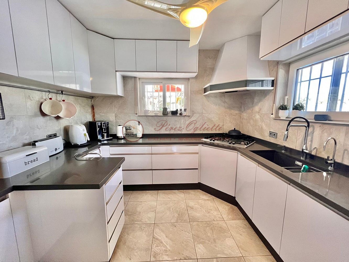 Chalet de 3 habitaciones en Nerja en venta con piscina - 695.000 € (Ref: 9566505)