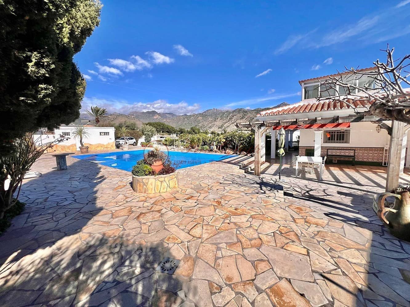 Chalet de 3 habitaciones en Nerja en venta con piscina - 695.000 € (Ref: 9566505)