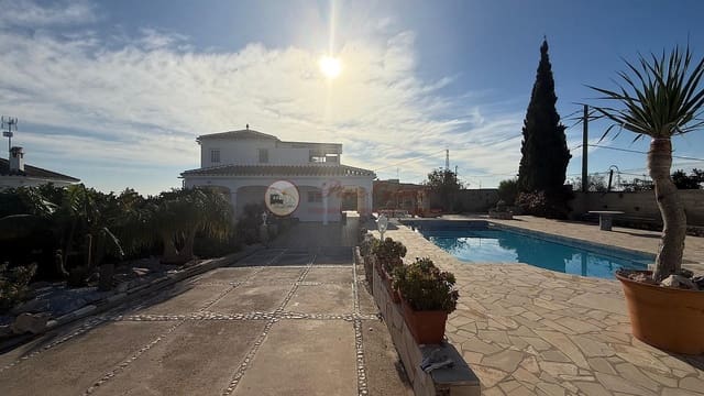 Chalet de 3 habitaciones en Centro, Nerja en venta con piscina - 695.000 € (Ref: 9566505)